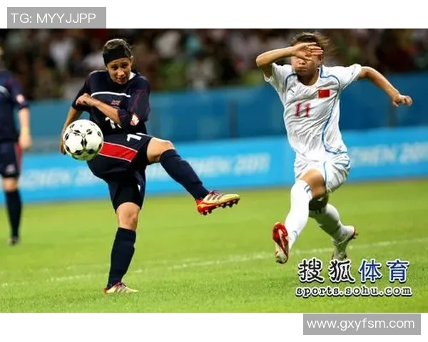 足球巨星全力起脚射门瞬间展现速度力量与激情魅力